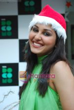 Pooja Chopra spends Christmas with children at Tata Docomo store in Bandra on 24th Dec 2009 (26).JPG